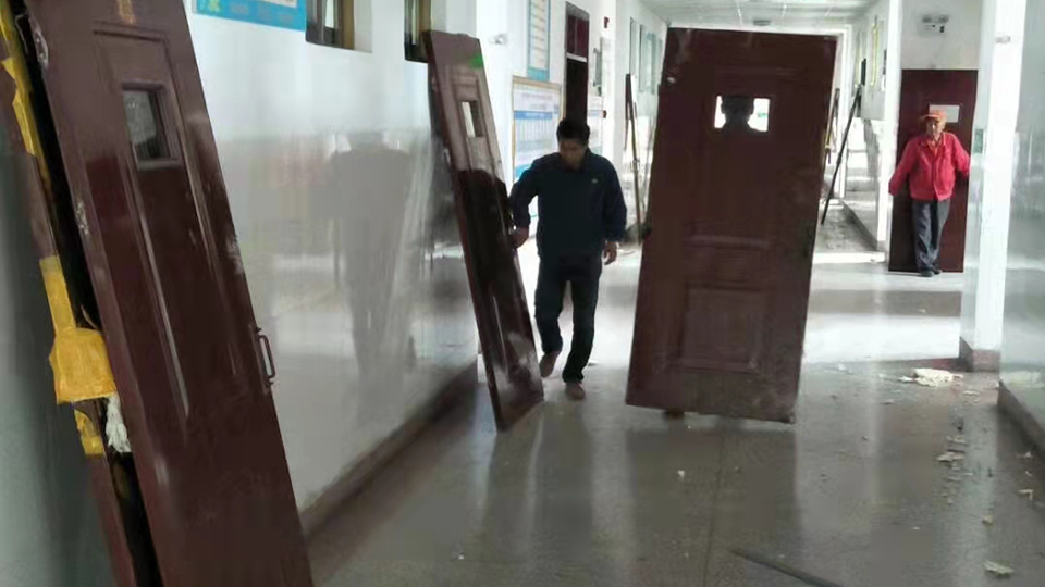 夏河藏族中学教室门安装