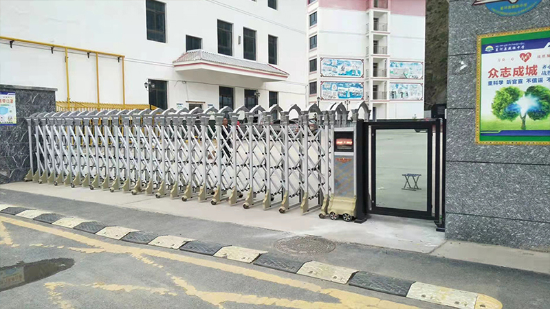 兰州电动门厂家给夏河藏族中学已安装完毕电动门现场展示